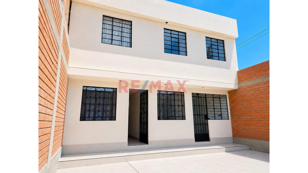 Venta De Casa En Esquina Frente A Parque En Santa Rosa - 1