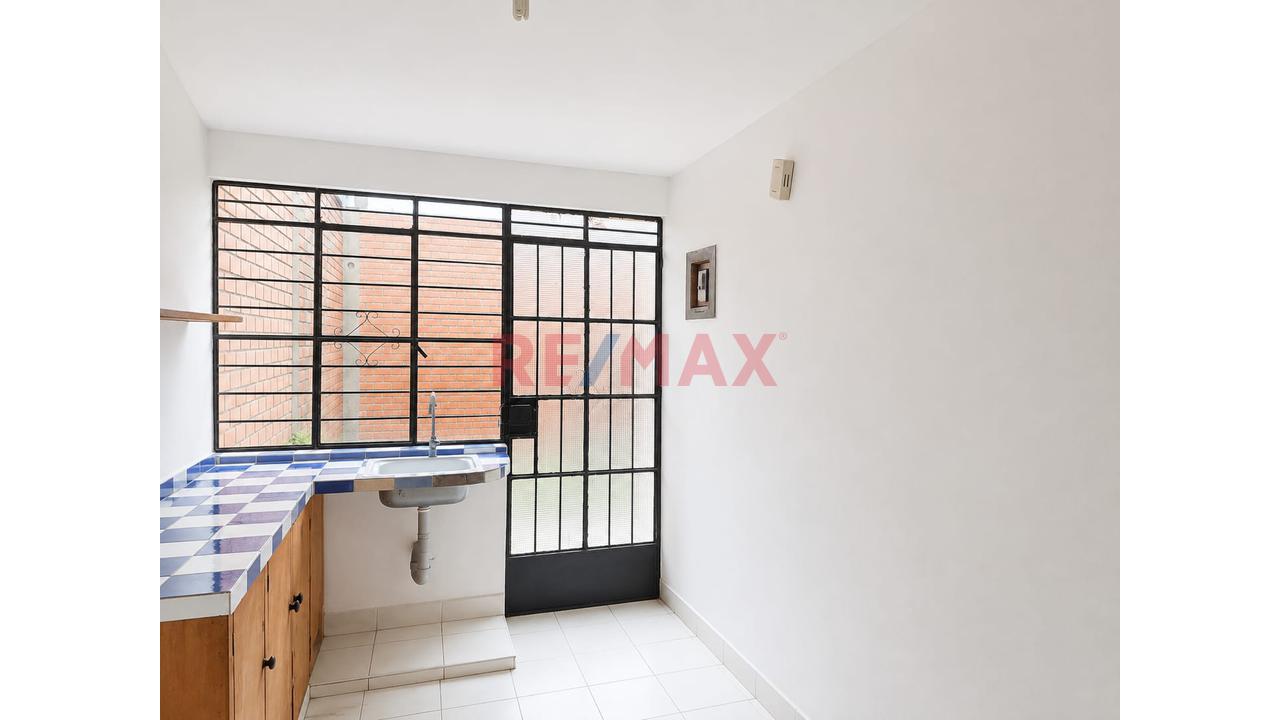 Venta De Casa En Esquina Frente A Parque En Santa Rosa - 5