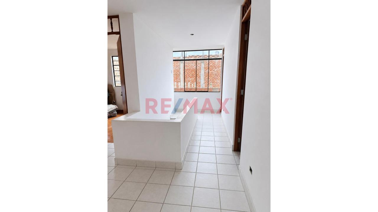 Venta De Casa En Esquina Frente A Parque En Santa Rosa - 2