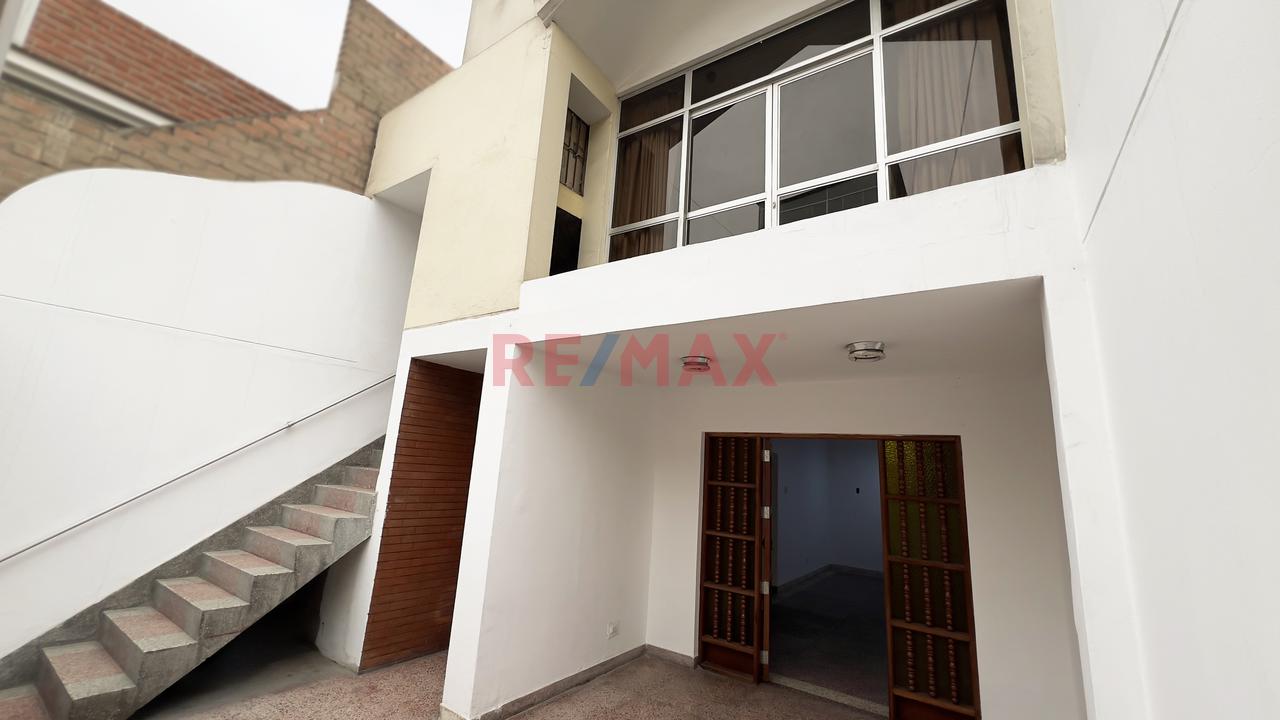 Amplia Casa En Venta - Urbanizacion Ceres 2Da Etapa — foto 2