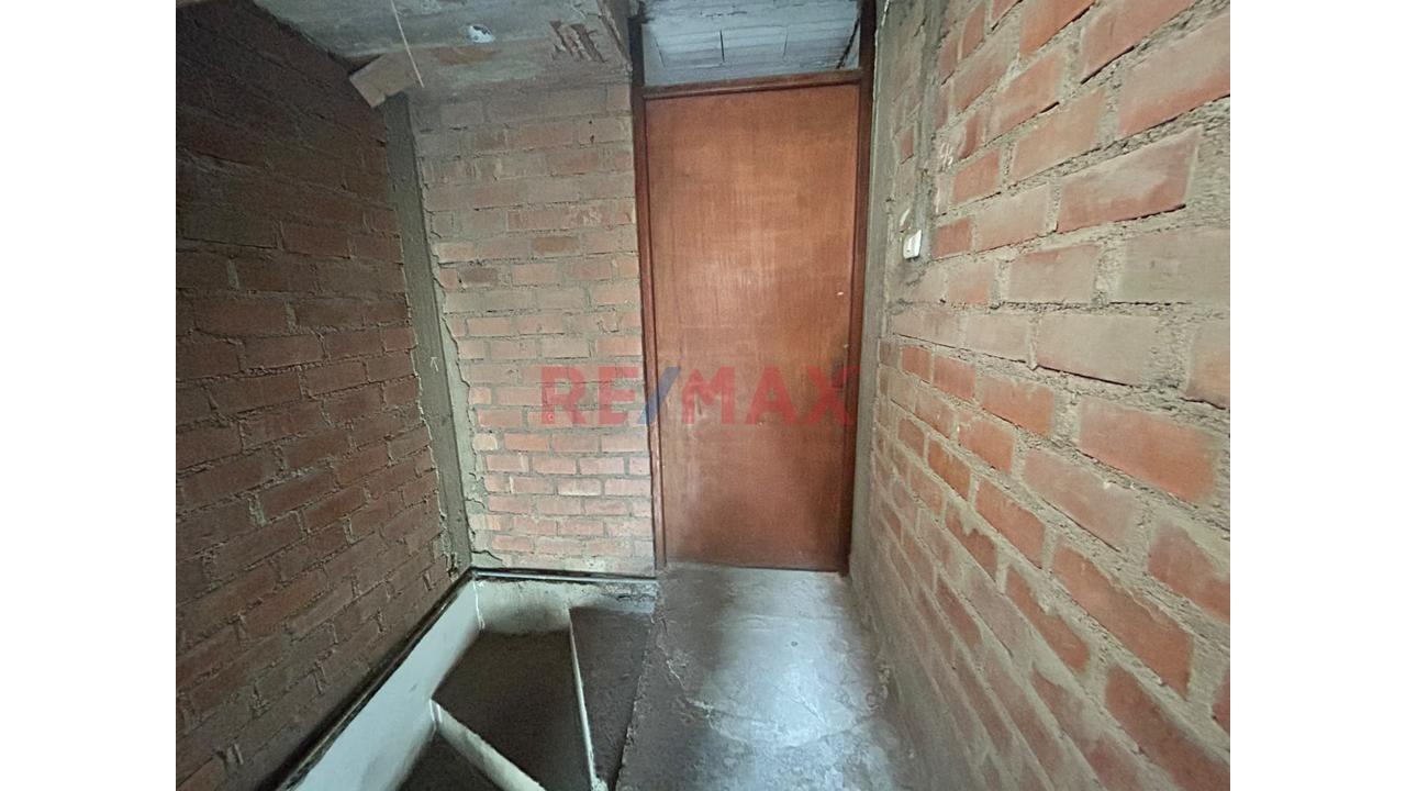 Invierte En Tu Próximo Proyecto 100 M2 - Departamento En Puente Piedra - 2