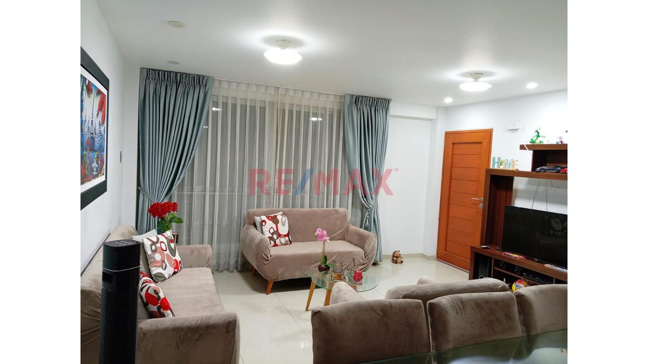 Venta De Departamento En 5To Piso Con Cochera - Escalera - 3