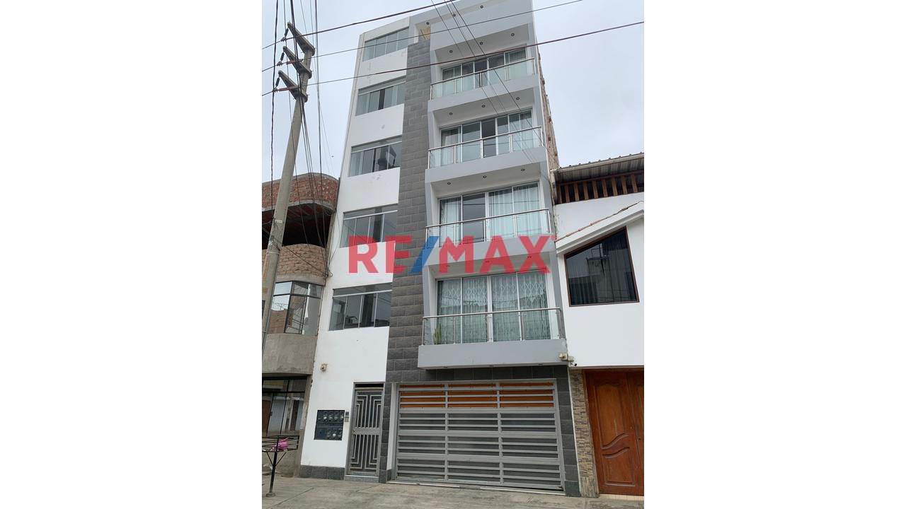 Venta De Departamento En 5To Piso Con Cochera - Escalera
