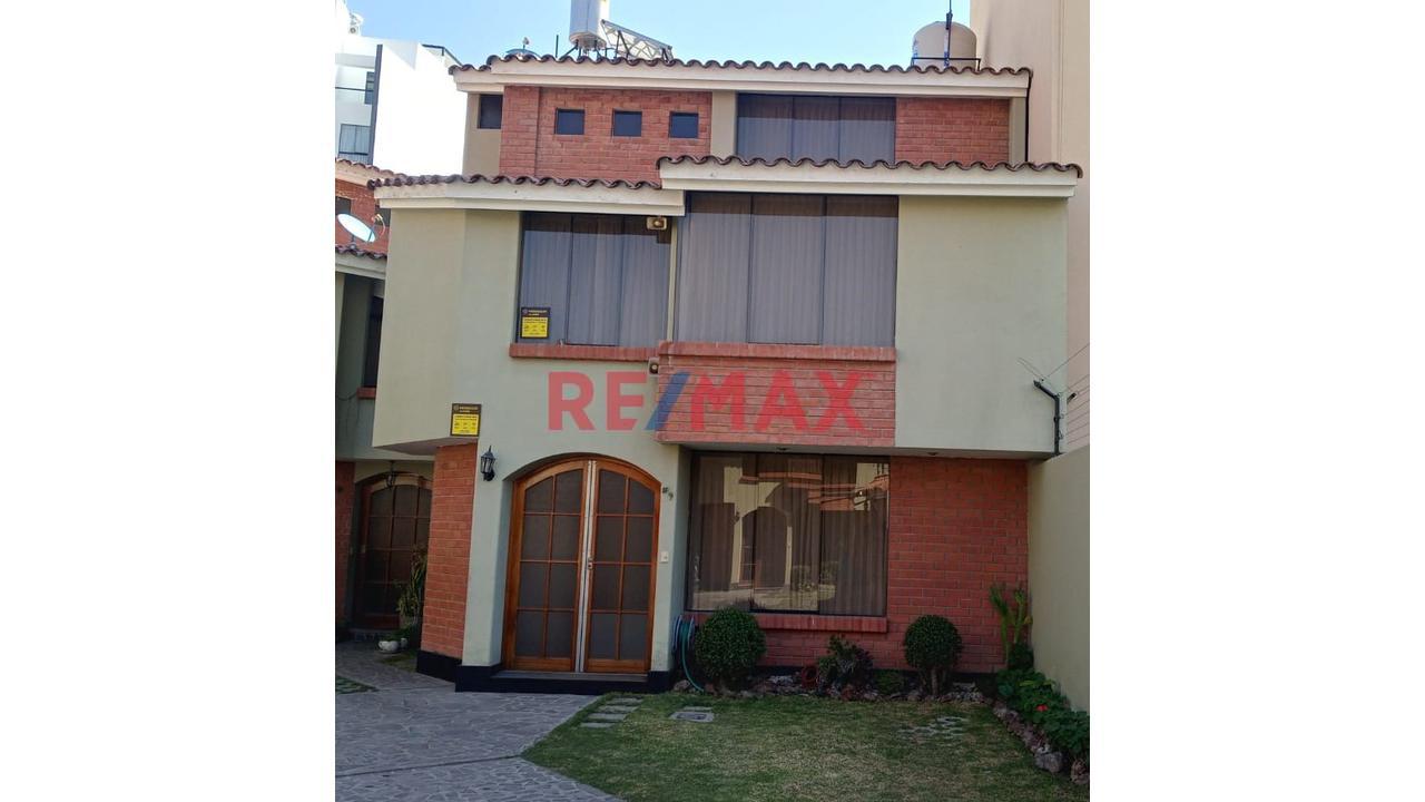 En Venta ¡Tu Residencia Exclusiva En La Parte Baja De Cayma Espera Por Ti! – Lista Para Mudarte Hoy Mismo