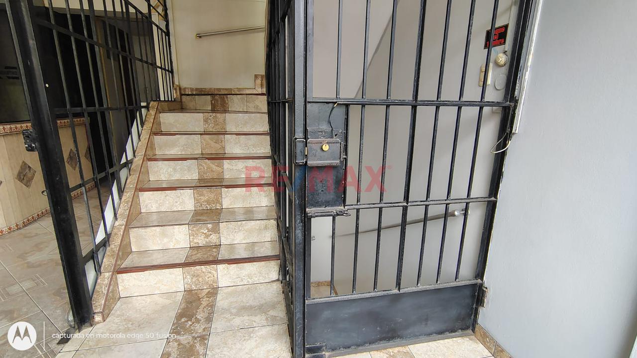 Atencion!!! Casa Comercial De 3 Pisos En Esquina En Urb Santa Ana Los Olivos — foto 10