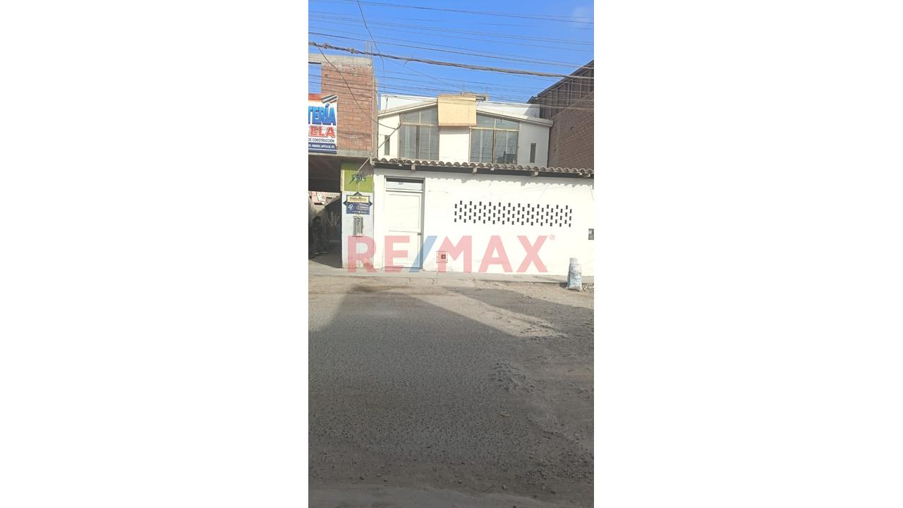 Casa En Venta En Puente Piedra – 5 Dormitorios, Cochera Y Amplio Jardín | Us$147,000 - 2