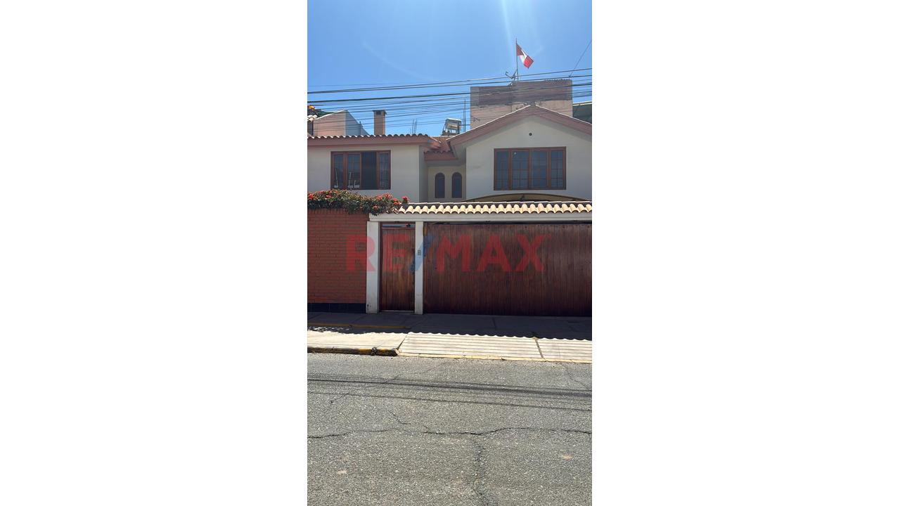 Casa En Alquiler – El Palacio
