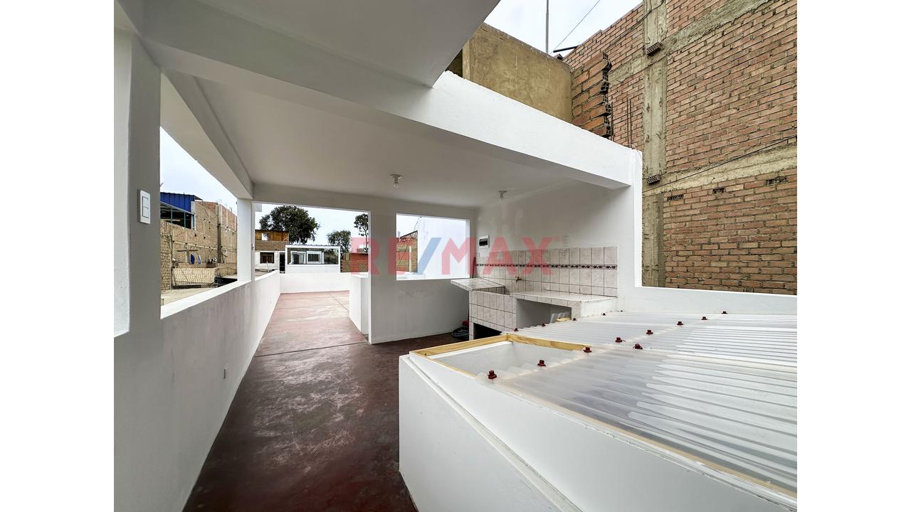 Se Vende Casa De 2 Pisos Más Azotea En La Urb. San Juan Macias - 10