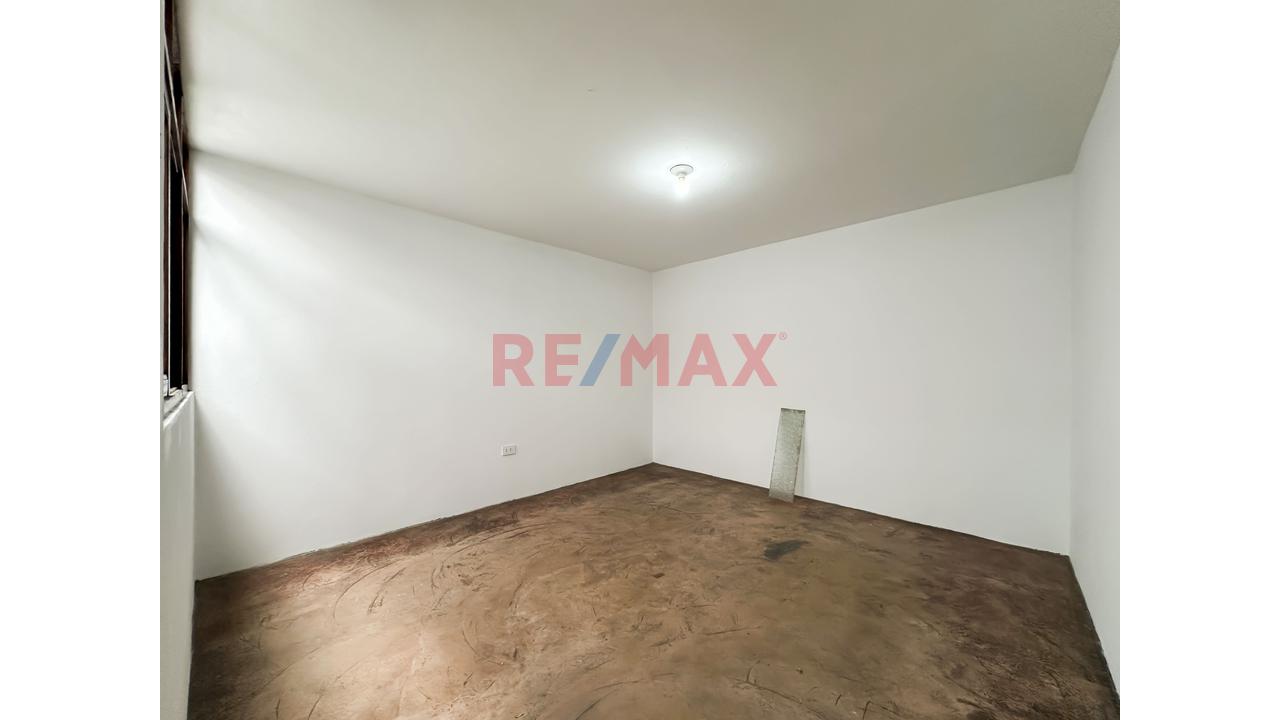 Se Vende Casa De 2 Pisos Más Azotea En La Urb. San Juan Macias - 8
