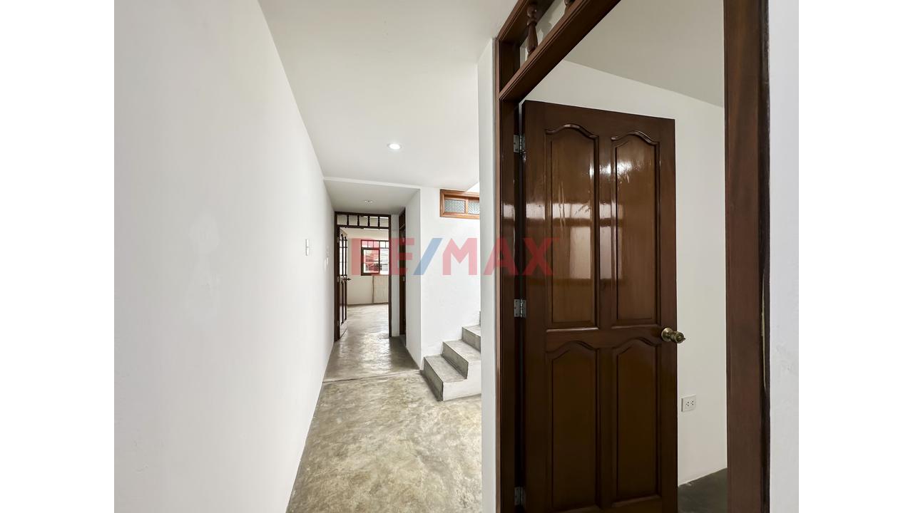 Se Vende Casa De 2 Pisos Más Azotea En La Urb. San Juan Macias - 9