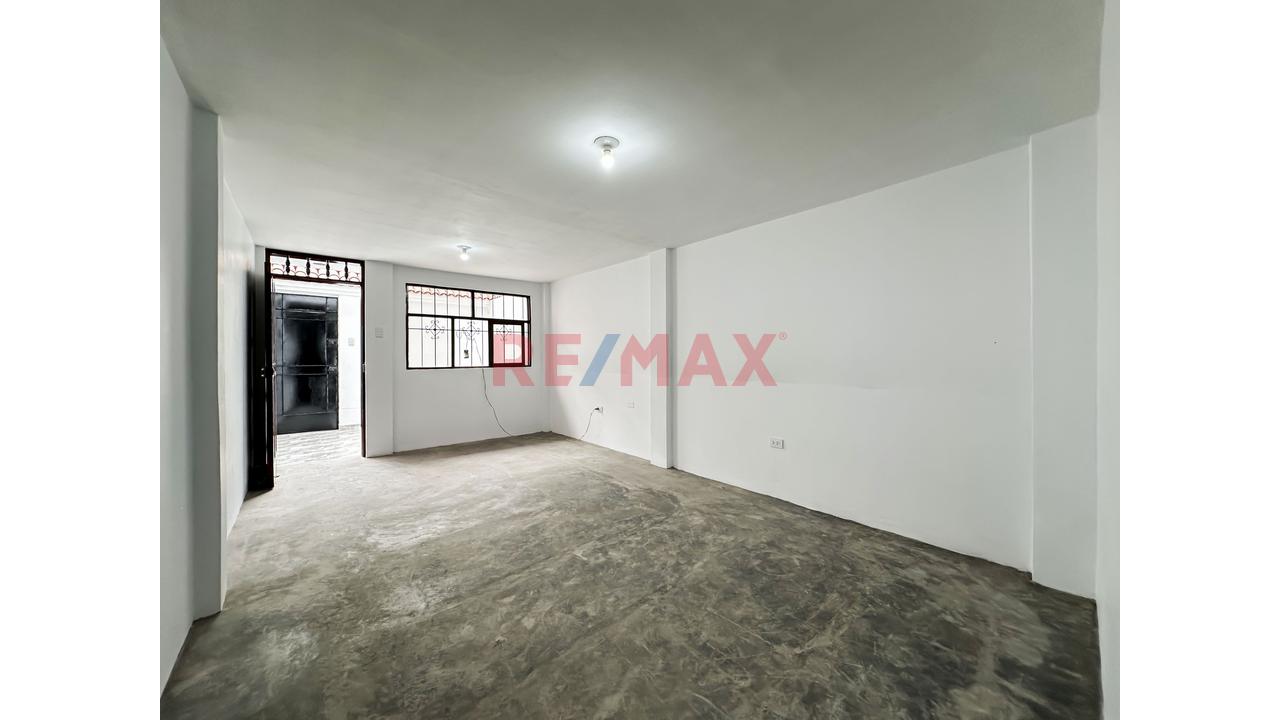 Se Vende Casa De 2 Pisos Más Azotea En La Urb. San Juan Macias - 13