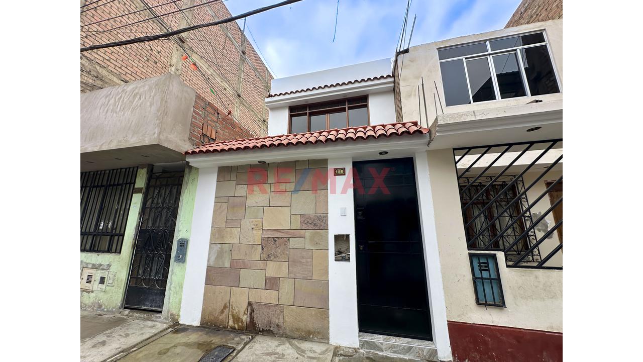 Se Vende Casa De 2 Pisos Más Azotea En La Urb. San Juan Macias - 12