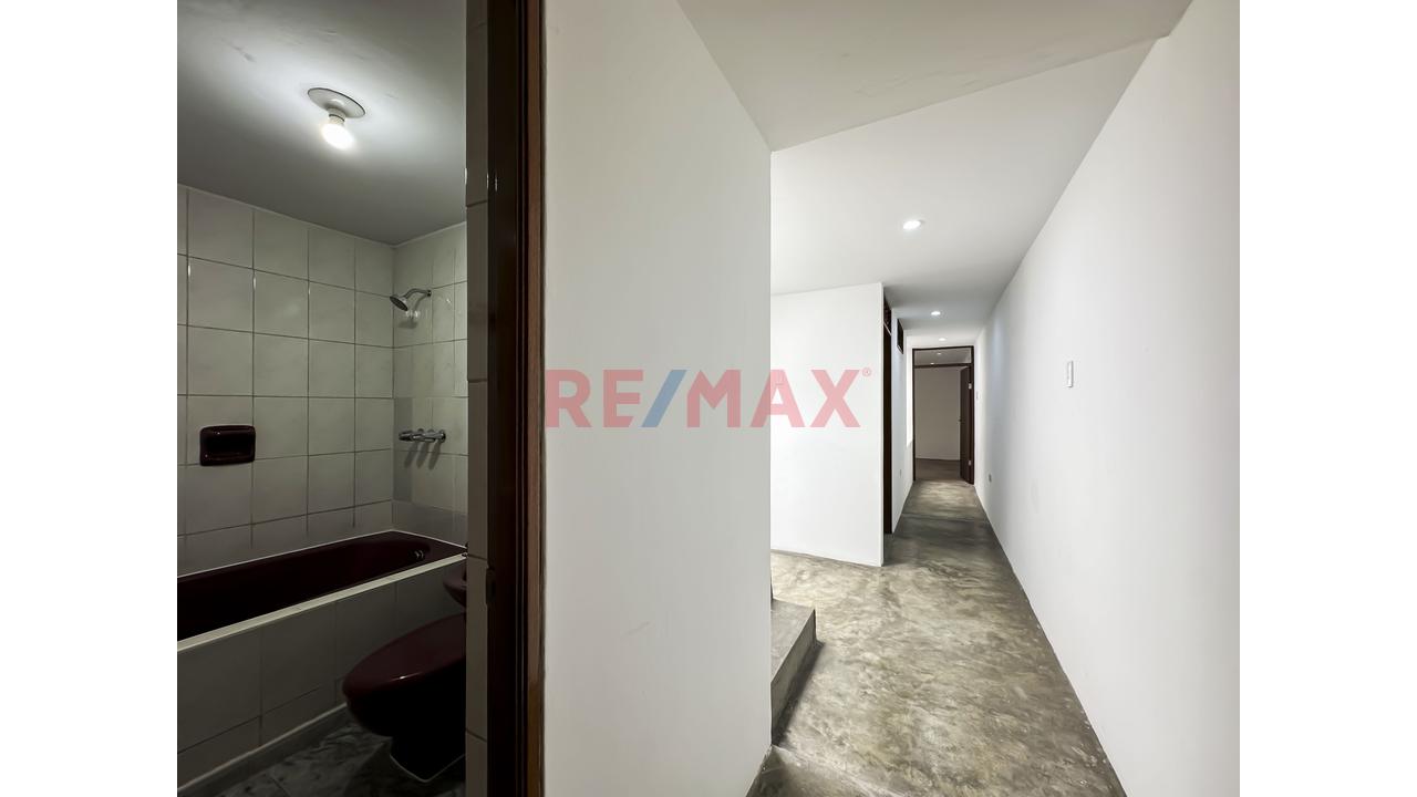 Se Vende Casa De 2 Pisos Más Azotea En La Urb. San Juan Macias - 16