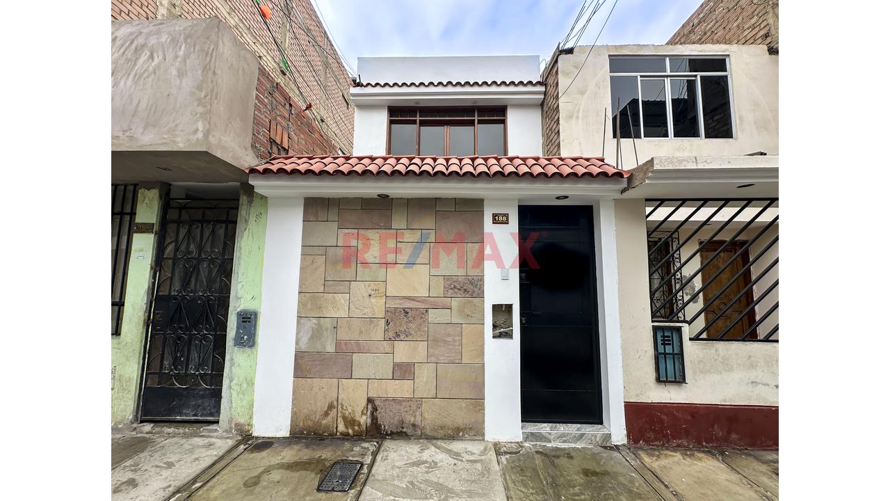 Se Vende Casa De 2 Pisos Más Azotea En La Urb. San Juan Macias - 5
