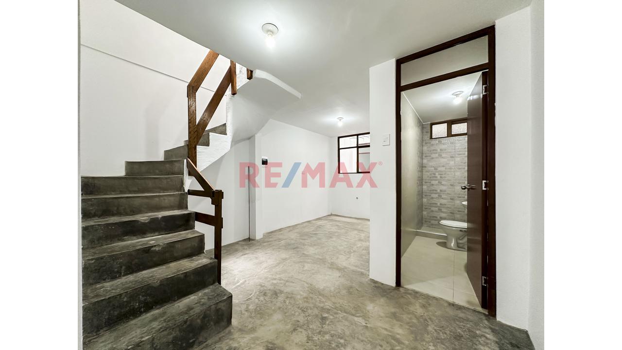 Se Vende Casa De 2 Pisos Más Azotea En La Urb. San Juan Macias - 14