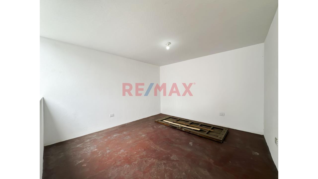 Se Vende Casa De 2 Pisos Más Azotea En La Urb. San Juan Macias - 3