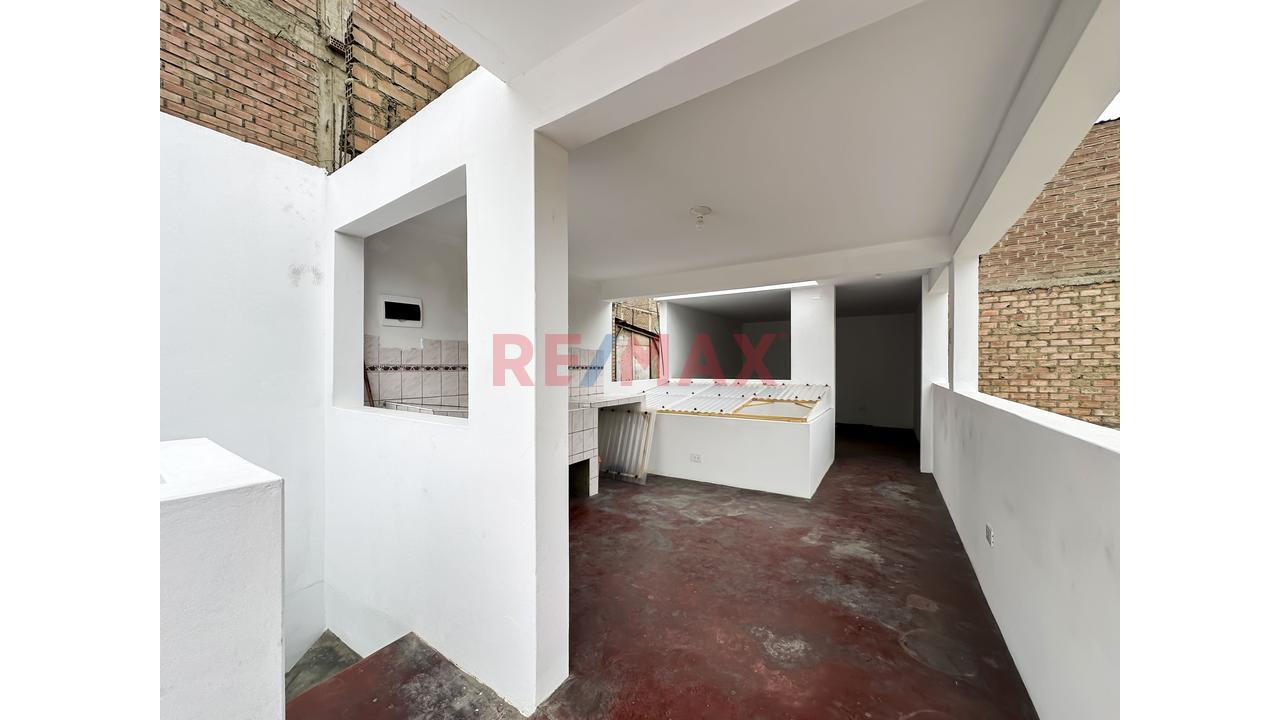 Se Vende Casa De 2 Pisos Más Azotea En La Urb. San Juan Macias - 2