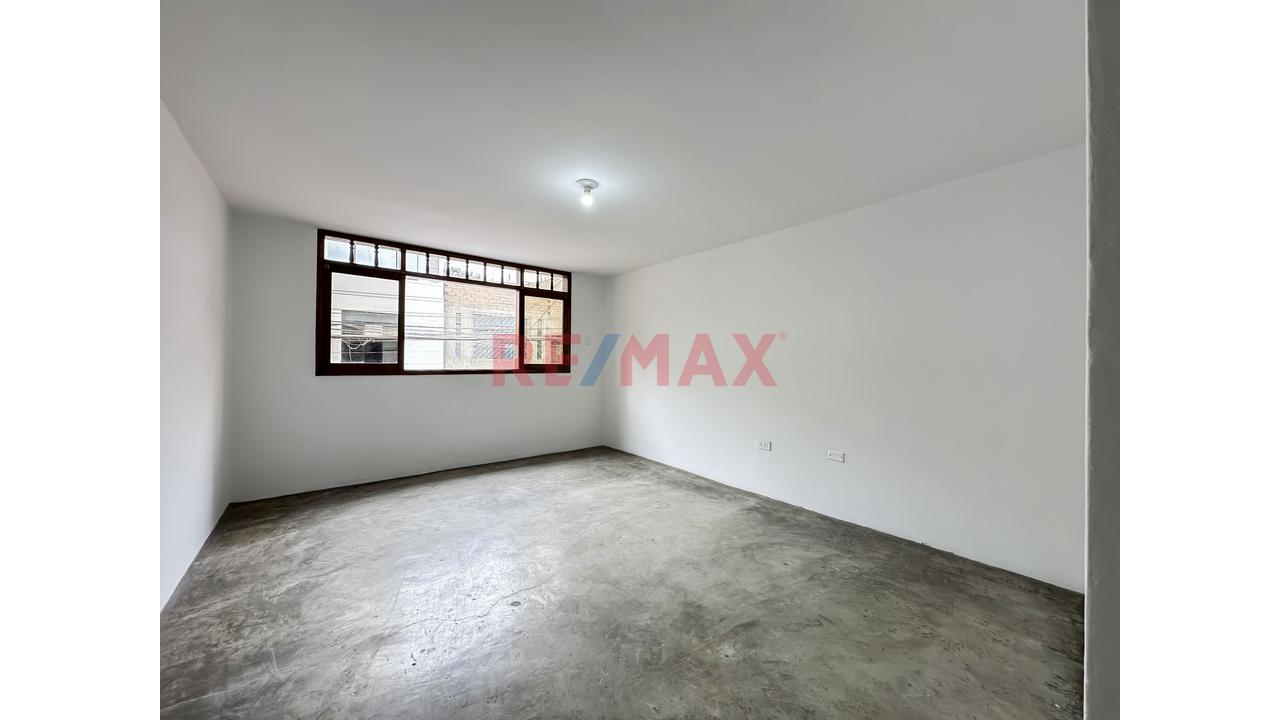 Se Vende Casa De 2 Pisos Más Azotea En La Urb. San Juan Macias - 6