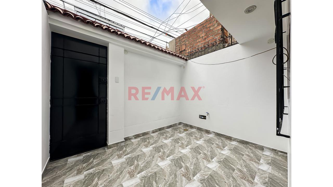 Se Vende Casa De 2 Pisos Más Azotea En La Urb. San Juan Macias - 15