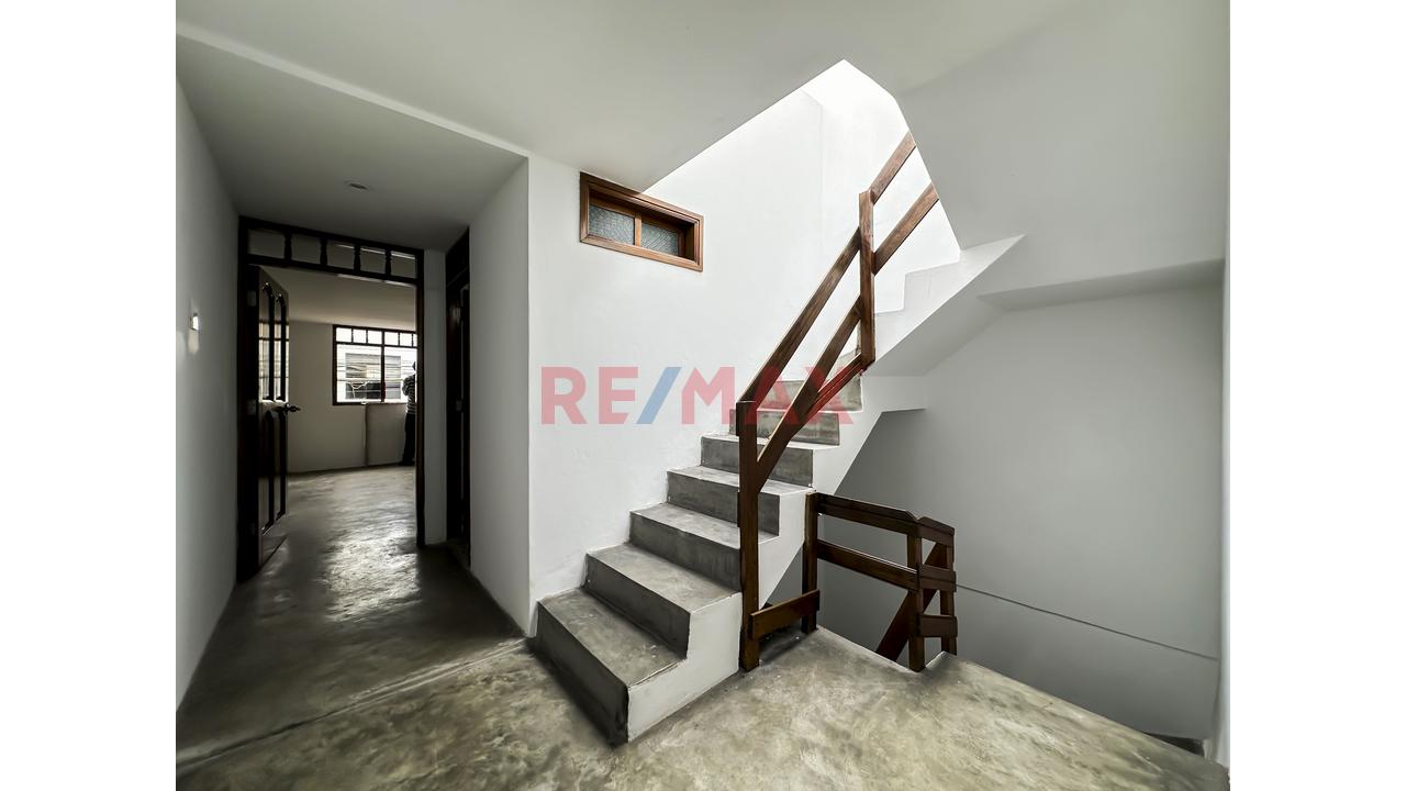 Se Vende Casa De 2 Pisos Más Azotea En La Urb. San Juan Macias - 17