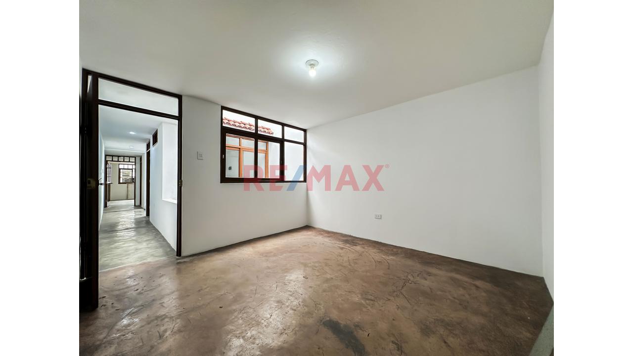 Se Vende Casa De 2 Pisos Más Azotea En La Urb. San Juan Macias - 18