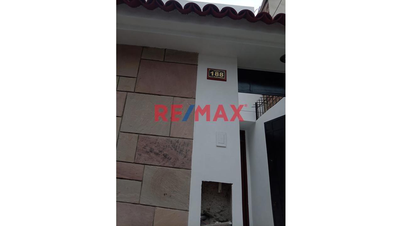 Se Vende Casa De 2 Pisos Más Azotea En La Urb. San Juan Macias - 1