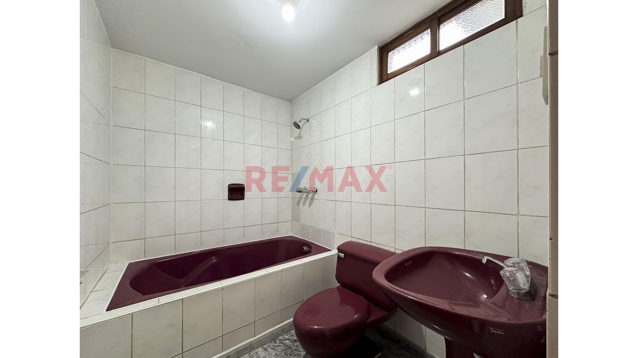 Se Vende Casa De 2 Pisos Más Azotea En La Urb. San Juan Macias - 4