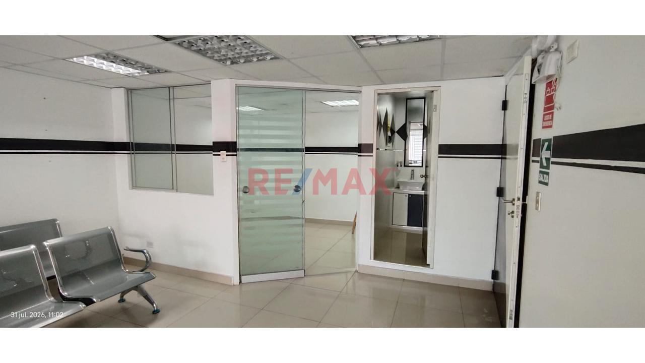 Vendo Local Comercial De 52 M² En Av. Escardó: Ideal Para Consultorio Médico Y Listo Para Operar
