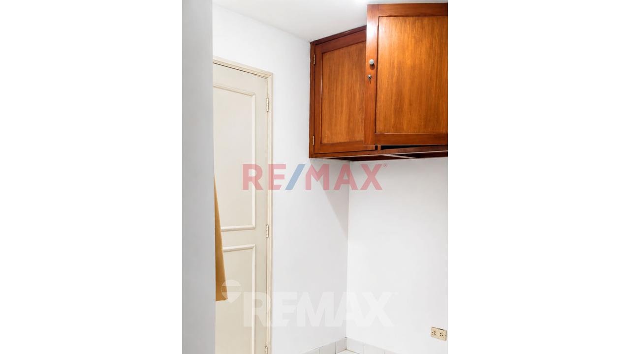 Vendo Amplio Departamento En Urb. Barrio Medico Limite Con Miraflores — foto 3