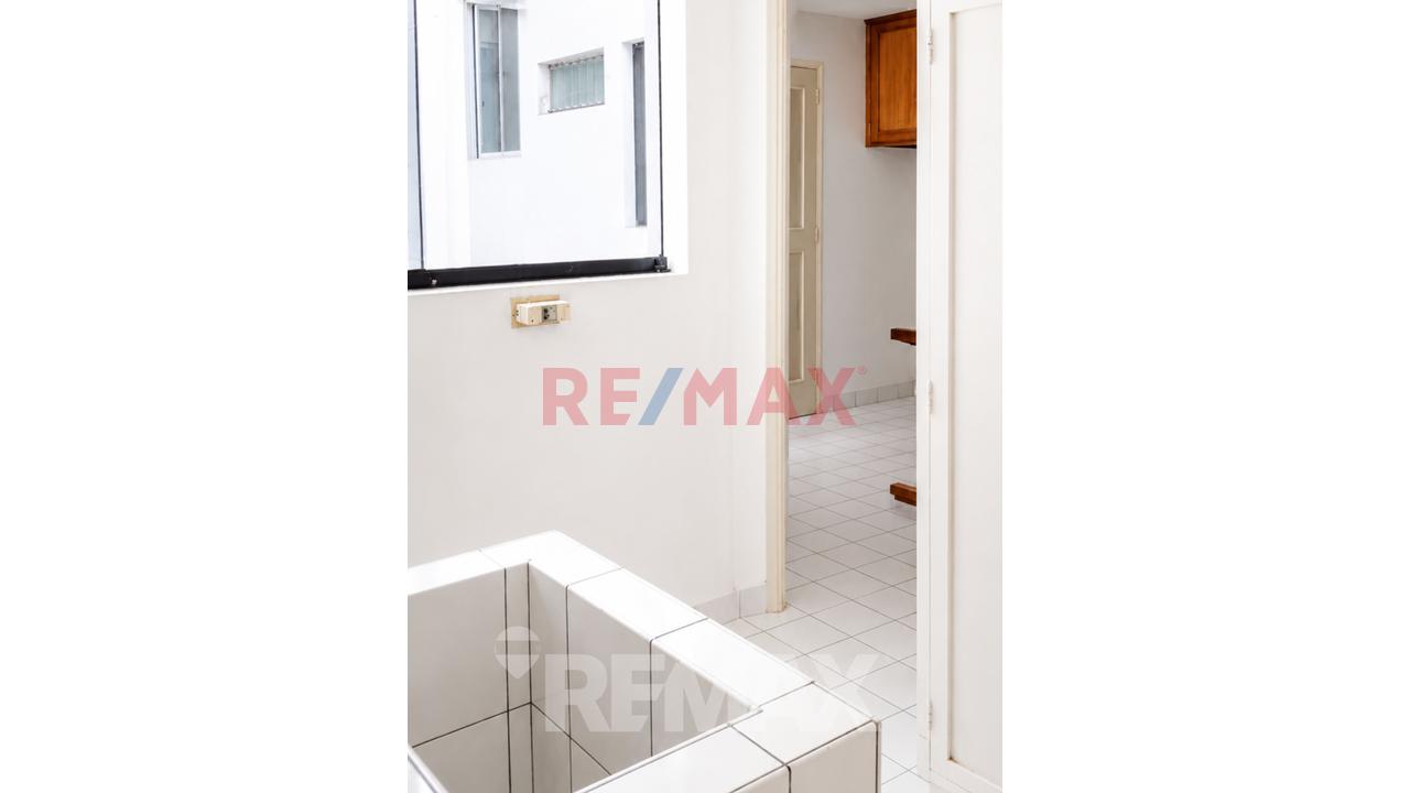 Vendo Amplio Departamento En Urb. Barrio Medico Limite Con Miraflores — foto 10