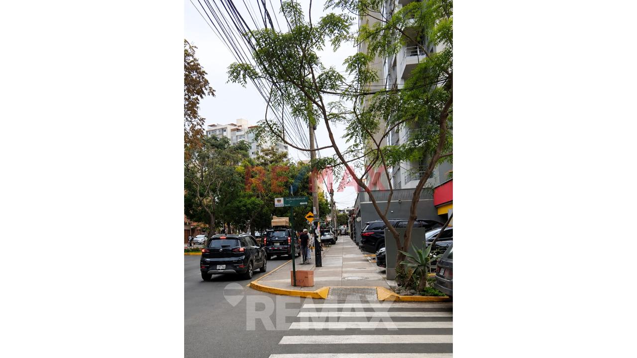Vendo Amplio Departamento En Urb. Barrio Medico Limite Con Miraflores — foto 13