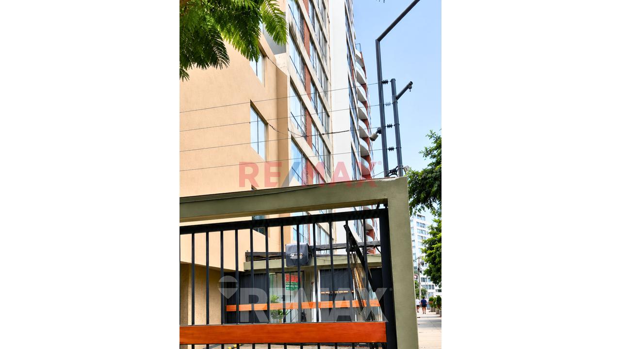 Vendo Amplio Departamento En Urb. Barrio Medico Limite Con Miraflores — foto 2
