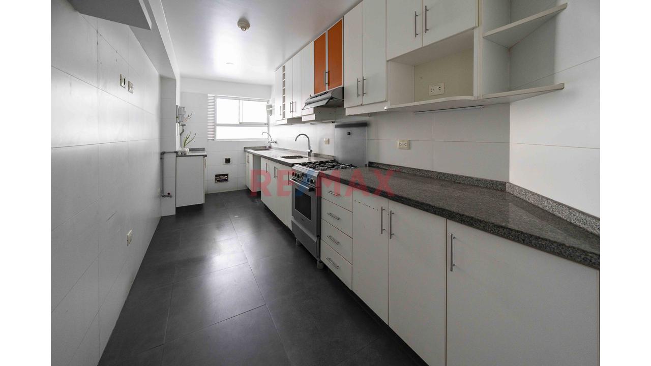 ¡Oportunidad Única! Hermoso Y Céntrico Departamento En Venta, En El Límite De Lince Y San Isidro — foto 4