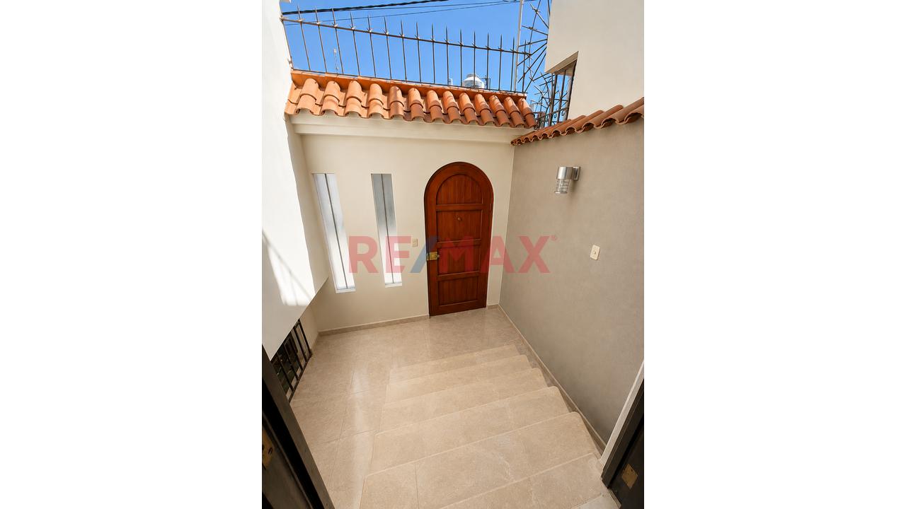 ¡Vive Grande En Socabaya! Casa De 3 Pisos + Sótano, Amplia, Con Vista Y Potencial De Ampliación! - 3