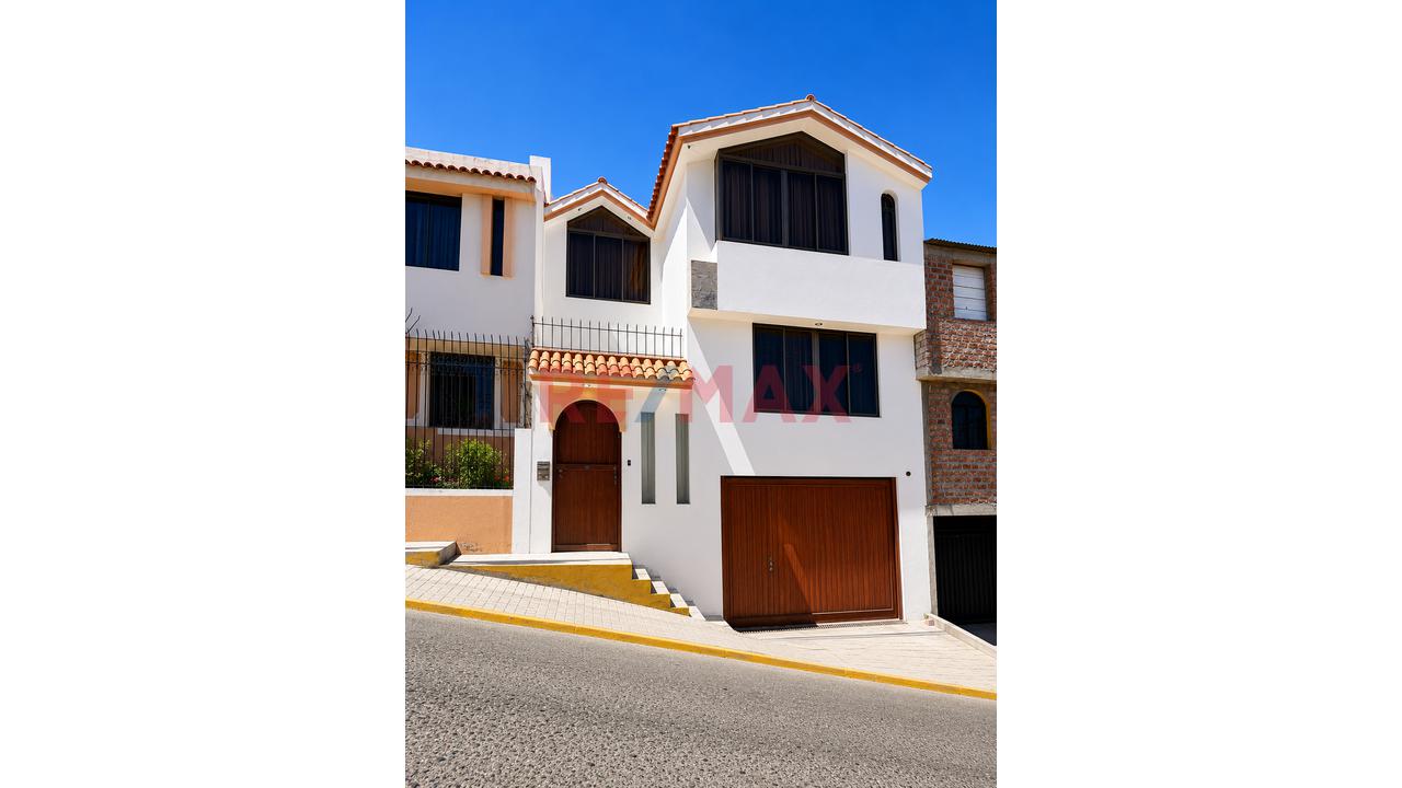 ¡Vive Grande En Socabaya! Casa De 3 Pisos + Sótano, Amplia, Con Vista Y Potencial De Ampliación! - 2