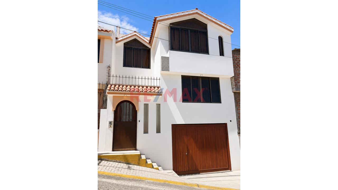 ¡Vive Grande En Socabaya! Casa De 3 Pisos + Sótano, Amplia, Con Vista Y Potencial De Ampliación! - 1