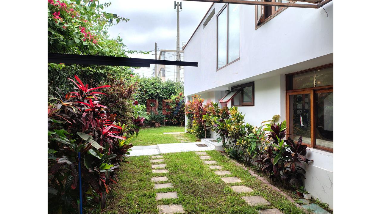 Casa En Alquiler En La Aurora Miraflores – 300 M², Esquina, Jardín Y 4 Habitaciones — foto 4