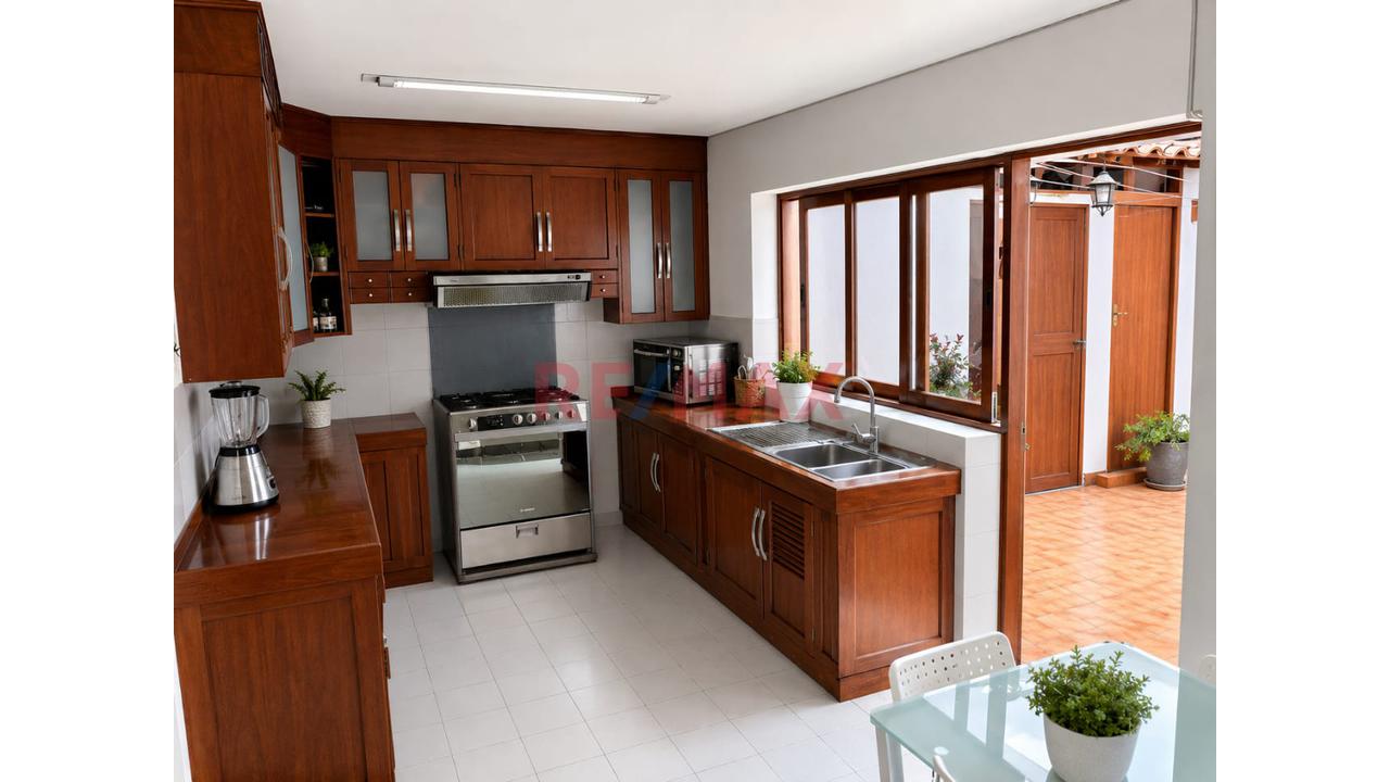 Casa En Alquiler En La Aurora Miraflores – 300 M², Esquina, Jardín Y 4 Habitaciones — foto 2