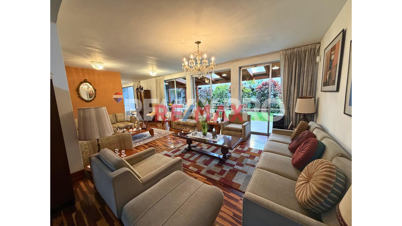 Se Vende Hermosa Casa En Av.Higuereta Alt. Av. Benavides
