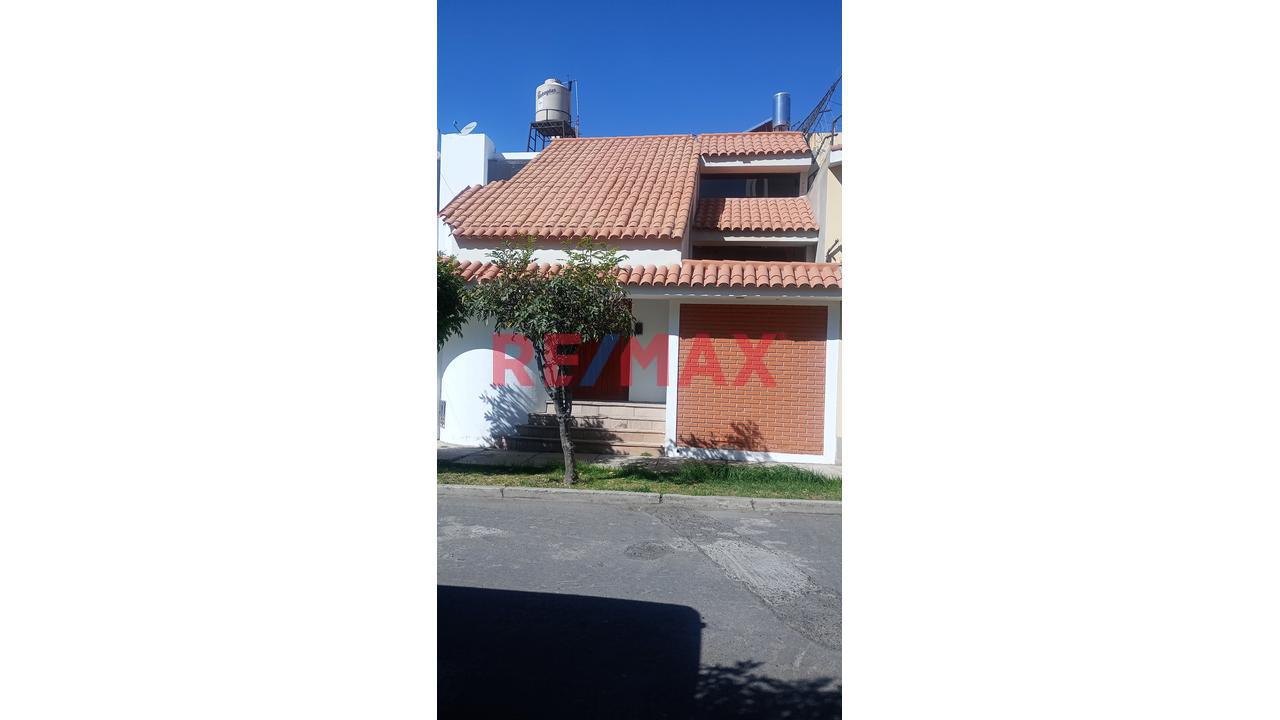 Casa Amplia En Cayma