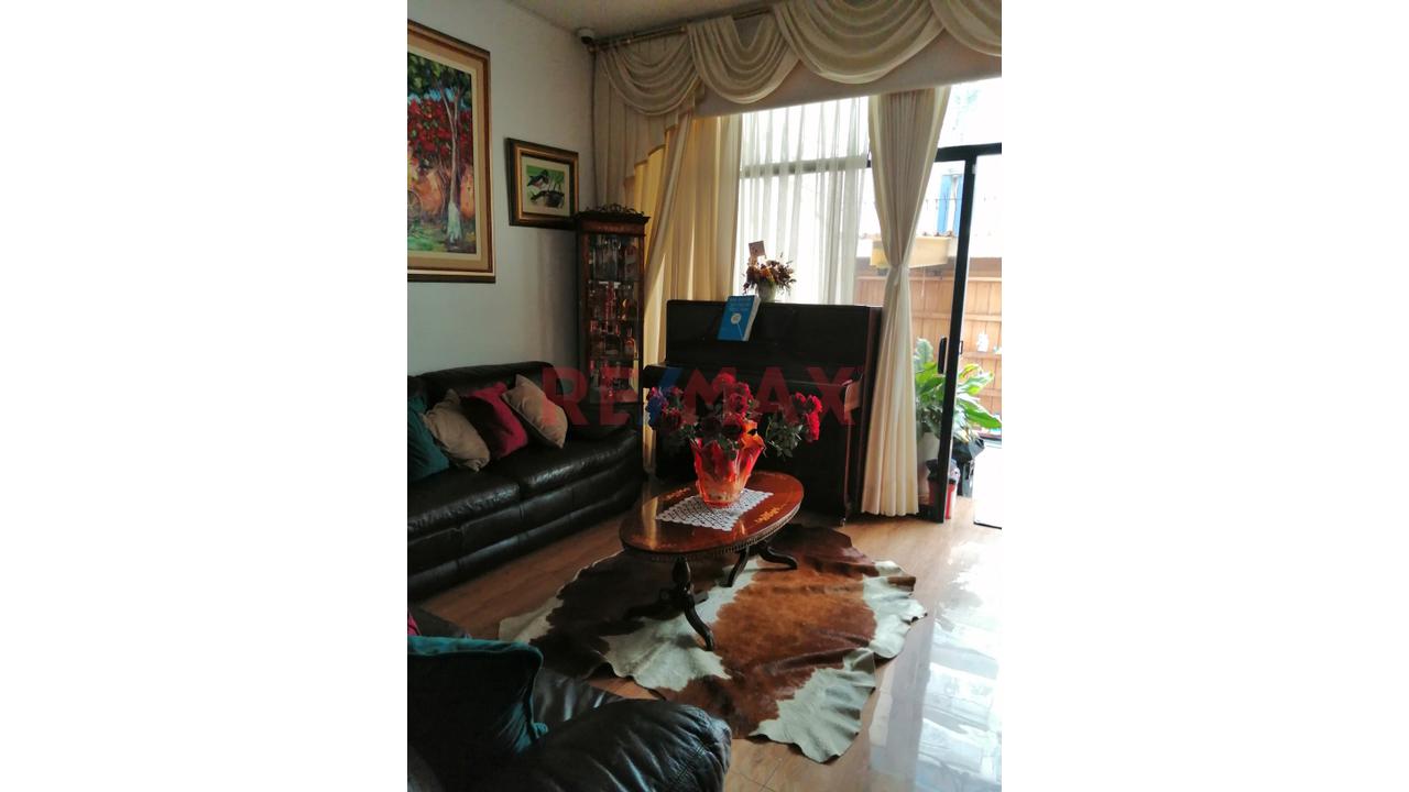 Casa En Venta 8  Dormitorios Miraflores - 2