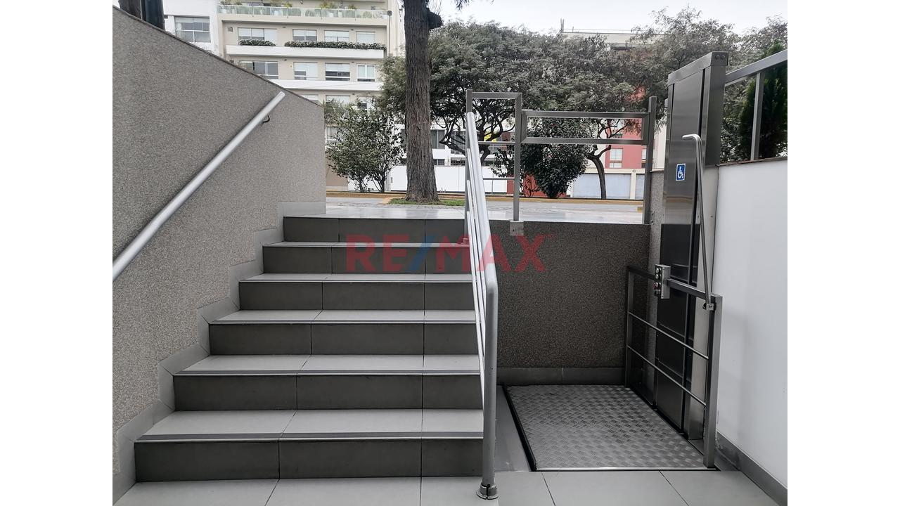 Alquiler De Moderno Flat De 154M2 Con 2 Estacionamientos En Corpac - San Isidro — foto 2