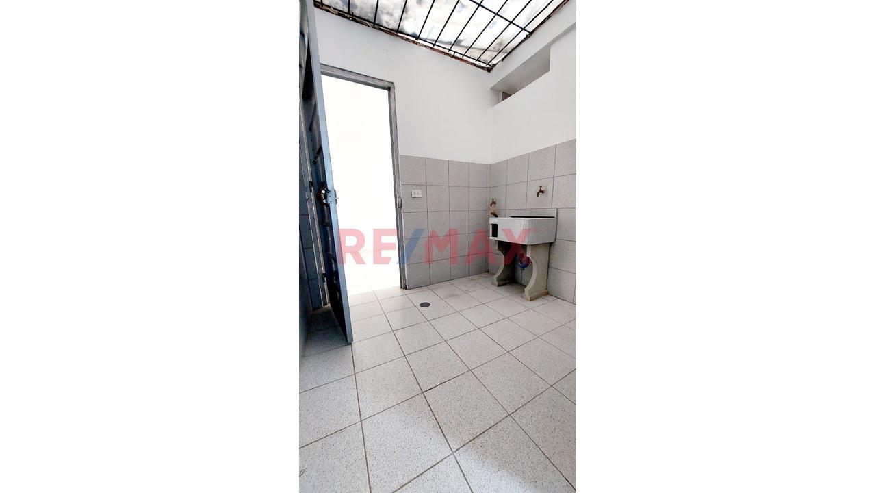 Alquiler Local 50 M2 Con Almacén – A 1 Cdra. De Av. Pacasmayo – Callao - 5