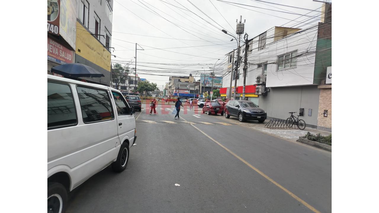 Alquilo Local Comercial Los Olivos - 3