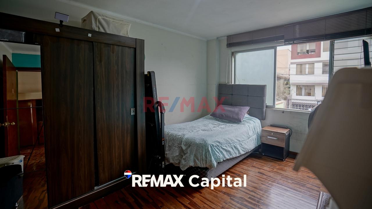 Oportunidad Única En San Borja: Casa De 300 M² Con Amplios Jardines - 18