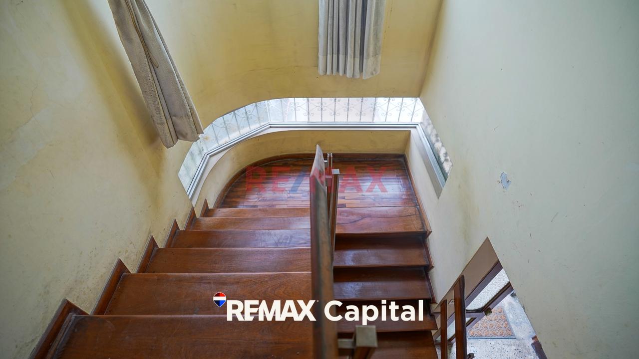 Oportunidad Única En San Borja: Casa De 300 M² Con Amplios Jardines - 21