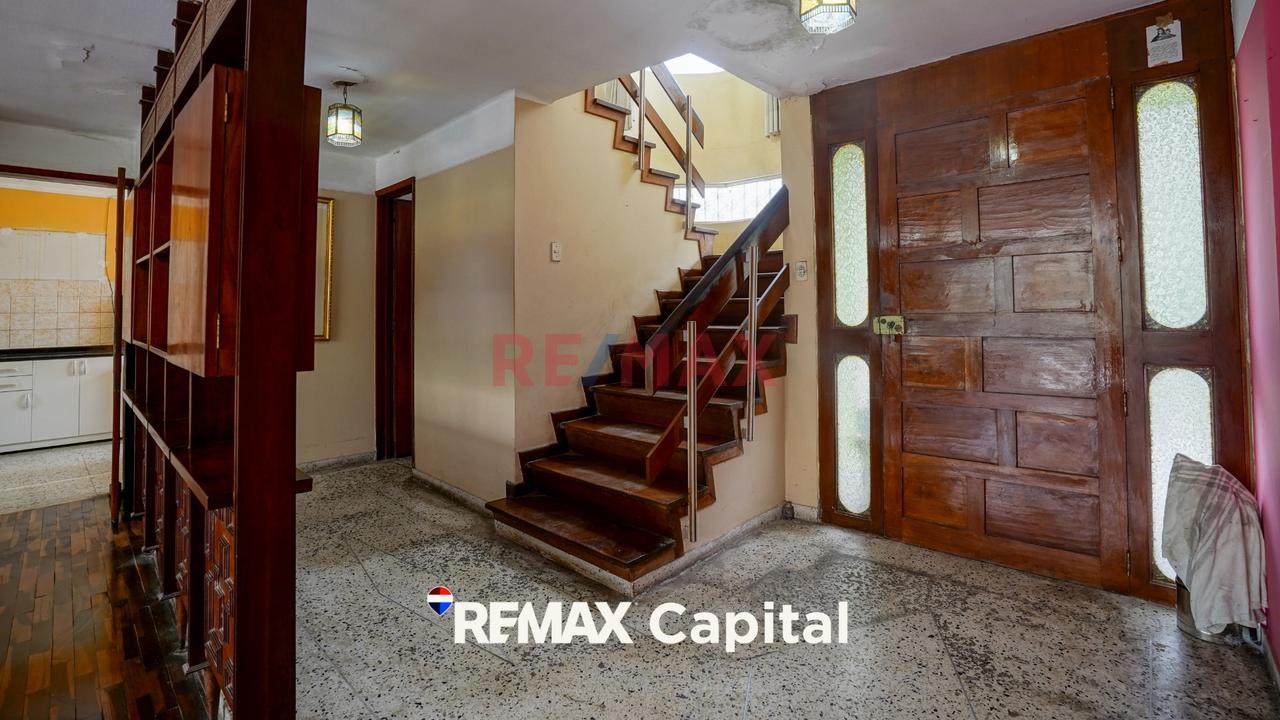 Oportunidad Única En San Borja: Casa De 300 M² Con Amplios Jardines - 14