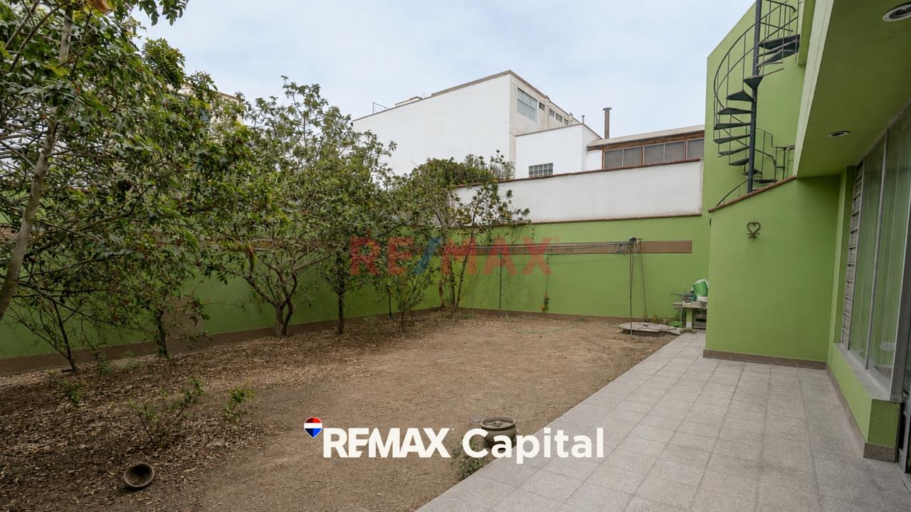 Oportunidad Única En San Borja: Casa De 300 M² Con Amplios Jardines - 3