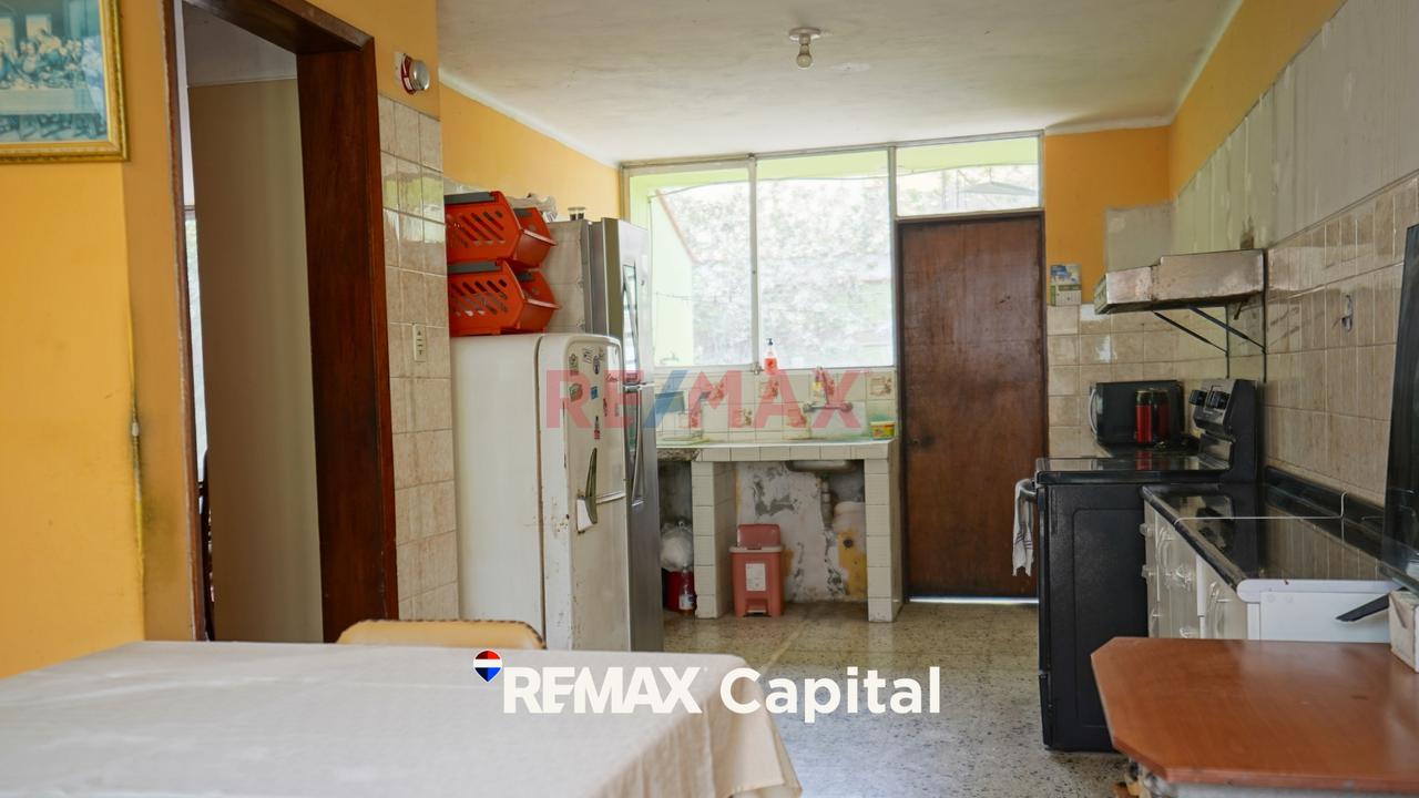 Oportunidad Única En San Borja: Casa De 300 M² Con Amplios Jardines - 9