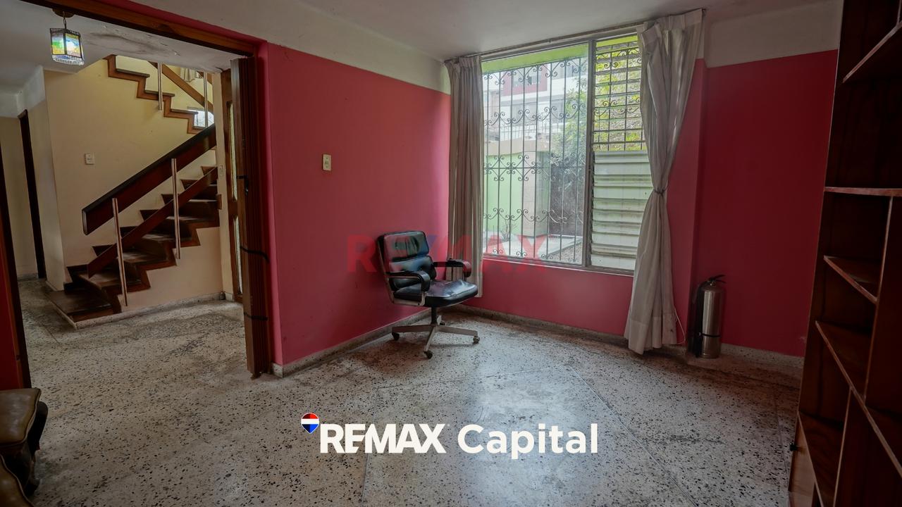 Oportunidad Única En San Borja: Casa De 300 M² Con Amplios Jardines - 13